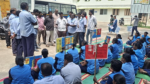 50 நாட்களாகியும் சம்பளம் வழங்காததை கண்டித்து மேட்டூர் அரசு மருத்துவமனை ஒப்பந்த தொழிலாளர்கள் போராட்டம்