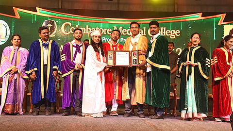 கோவை அரசு மருத்துவக்கல்லூரி பட்டமளிப்பு விழாவி்ல் அமைச்சர்கள் அருண்ராஜ், சம்பத்குமார், விக்னேஷ் | படம்: ஜெ.மனோகரன்