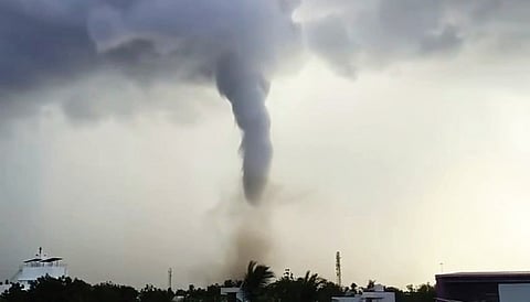 தூத்துக்குடி வாகைக்குளம் சுங்கச்சாவடி அருகே நேற்று மாலை மேகம் கீழே சுழன்று வருவது போல பலத்த சுழல் காற்று வீசியது.