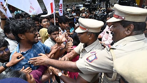 நீட் தேர்வை ரத்து செய்ய வலியுறுத்தி இந்திய மாணவர் சங்கத்​தினர் முற்றுகை போராட்டம்
