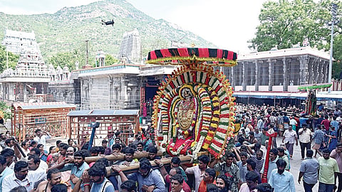 ஆனி திருமஞ்சனத்தையொட்டி, திருவண்ணாமலை அண்ணாமலையார் கோயிலில் சிறப்பு அலங்காரத்தில் எழுந்தருளி பக்தர்களுக்கு அருள்பாலித்த சிவகாம சுந்தரி சமேத நடராஜர்.