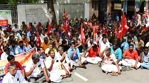மதுரையில் தூய்மைப் பணியாளர்கள் ஸ்டிரைக்: மாநகராட்சி அலுவலகத்தை முற்றுகையிட முயன்றதால் பரபரப்பு