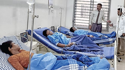 மஞ்சங்காரணை வேல்ஸ் மருத்துவக் கல்லூரி மருத்துவமனையில் சிகிச்சை பெற்றுவரும் தொழிலாளர்கள்.
