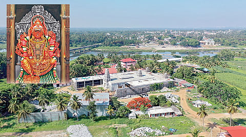 கர்நாடக மாநிலம், மாண்டியா மாவட்டம் ஸ்ரீரங்கபட்டணத்தில் கட்டப்பட்டு வரும்  சமயபுரம் மாரியம்மன் கோயில். (உள்படம்) ஸ்ரீரங்கபட்டணத்தில் பிரதிஷ்டை செய்யப்பட்டுள்ள சமயபுரம் மாரியம்மன்.