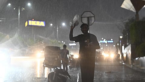 ஹைதராபாத்தில் நள்ளிரவில் கொட்டித் தீர்த்த கனமழை: சாலைகளில் பெருக்கெடுத்த வெள்ளம்