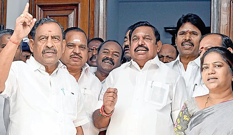 சட்டப்பேரவையில் பேச அனுமதிக்காததைக் கண்டித்து வெளிநடப்பு செய்த பழனிசாமி, ஓ.எஸ்.மணியன் உள்ளிட்ட அதிமுக எம்எல்ஏ.க்கள்.