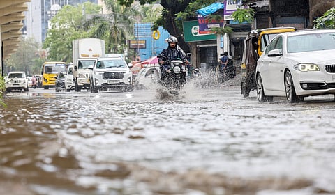 மும்பையில் கனமழையால் இயல்பு வாழ்க்கை பாதிப்பு - நிலவரம் என்ன?