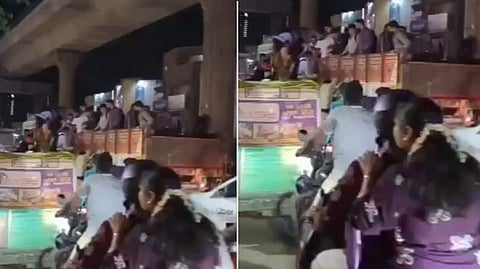 பெங்களூருவில் மெட்ரோ ரயில் பாதியில் நின்றதால் லாரியில் வீட்டுக்கு சென்ற ஐடி ஊழியர்கள்