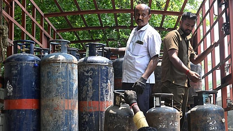 வணிக காஸ் சிலிண்டர் விநியோக கட்டுப்பாடுகள் முழுமையாக நீக்கம்: மத்திய அரசு உத்தரவு
