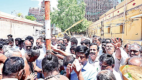 மதுரை மீனாட்சி அம்மன் கோயிலில் நடந்த முகூர்த்தக்கால் நடும் விழாவில் பங்கேற்றோர்.