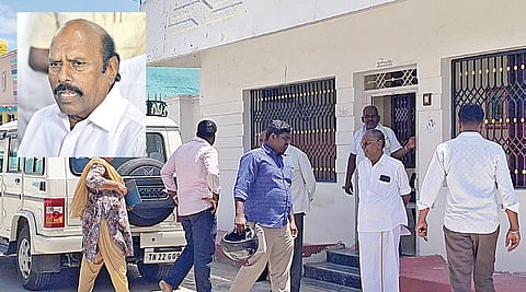 முன்னாள் அமைச்சர் எ.வ.வேலுவின் சொந்த கிராமமான தண்டராம்பட்டு வட்டம் சே.கூடலூர் கிராமத்தில் உள்ள அவரது வீட்டில் லஞ்ச ஒழிப்பு துறை அதிகாரிகள் நேற்று சோதனையில் ஈடுபட்டனர்.
