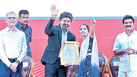 பணி நியமனம் பெற்றவர்களின் உறவினர்களைப் பார்த்து முதல்வர் உற்சாகமாக அன்பை வெளிப்படுத்தினார். | படங்கள்: எஸ்.சத்தியசீலன் |