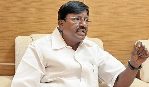ஒரு பெண்ணின் தகப்பன் என்ற முறையில்தான் செய்தேன்: சர்ச்சை வீடியோவுக்கு அமைச்சர் விஸ்வநாதன் வருத்தம்
