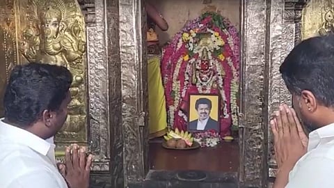 கோயில் கருவறைக்குள் விஜய் படத்தை வைத்து பூஜை செய்வதை தவிர்க்க இந்து முன்னணி வலியுறுத்தல்
