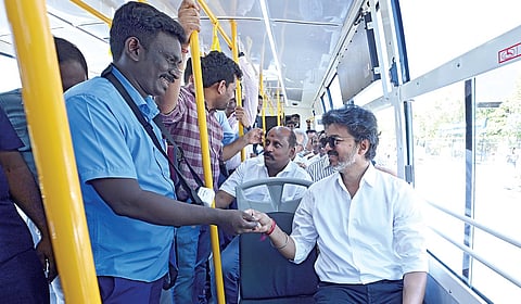 300 புதிய பேருந்துகளின் சேவை தொடக்கம்: மாநகரப் பேருந்தில் முதல்வர் விஜய் பயணம்
