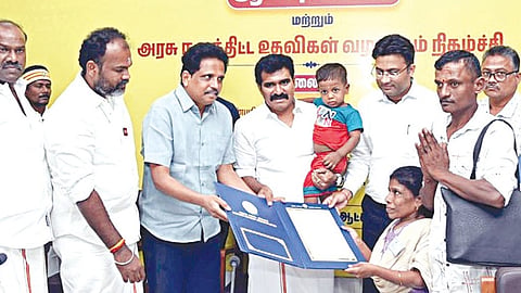 மதுரை மாவட்ட ஆட்சியர் அலுவலகத்தில் நடந்த ஆய்வுக் கூட்டத்தில் அரசு நலத்திட்ட உதவிகள் வழங்கும் விழாவில் மாற்றுத்திறனாளி பெண் ஒருவருக்கு  பணி நியமன ஆணை வழங்கிய அமைச்சர் சி.டி.ஆர்.நிர்மல்குமார், சு.வெங்கடேசன் எம்.பி.