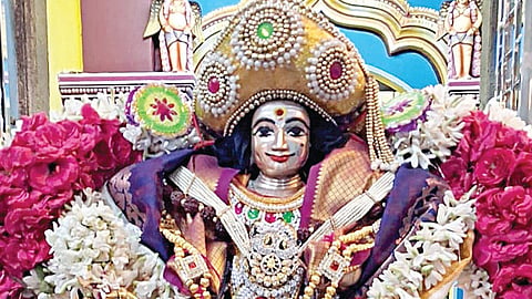 மாப்பிள்ளை அலங்காரத்தில் காட்சி தந்த பரமதத்தர்.
