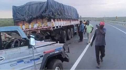 ஆந்திரா: நின்ற லாரி மீது வேன் மோதியதில் 4 பேர் உயிரிழப்பு