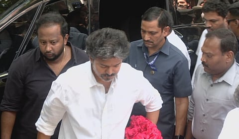 இயக்குநர் பாக்யராஜ் உடலுக்கு முதல்வர் விஜய் நேரில் அஞ்சலி