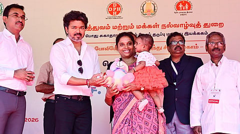 சென்னை பாலவாக்கத்தில் உள்ள அரசு ஆதிதிராவிடர் நல உயர்நிலைப் பள்ளியில் நேற்று நடைபெற்ற முகாமில் முதல்வர் விஜய் கலந்துகொண்டு, குழந்தைகளுக்கு போலியோ சொட்டு மருந்து வழங்கினார். சுகாதாரத் துறை அமைச்சர் அருண்ராஜ், துறைச் செயலர் தாரேஸ் அகமது, பொது சுகாதாரம், நோய்த் தடுப்பு மருந்து துறை இயக்குநர் சோமசுந்தரம் உள்ளிட்டோர் பங்கேற்றனர்.