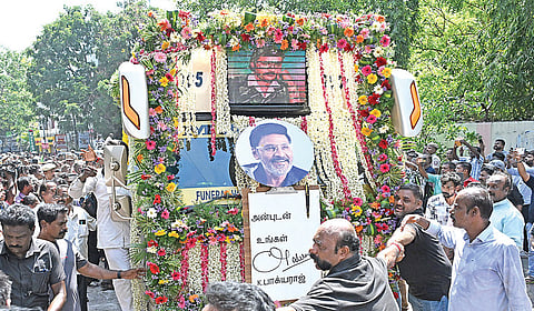 மறைந்த திரைப்பட இயக்குநர் கே.பாக்யராஜின் உடல் நுங்கம்பாக்கத்தில் இருந்து பெசன்ட் நகர் மின் மயானம் வரை ஊர்வலமாக எடுத்துச் செல்லப்பட்டு, அரசு மரியாதைக்கு பின் தகனம் செய்யப்பட்டது. | படம்: பி.ஜோதிராமலிங்கம் |