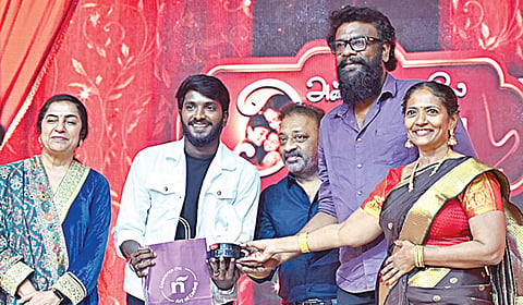 ‘அன்​பென்​றாலே அம்மா’ சிறப்பு இசை நிகழ்ச்சியில் பாடிய இசைக் கலைஞர் ஹரிஷுக்கு ட்ரை ஆரா நிறுவனத்தின் நிறுவனர் ஆர்த்தி வெற்றிமாறன் நினைவுப் பரிசு வழங்கினார். உடன் நடிகை சுஹாசினி மணிரத்​தினம், நடிகர் சேத்தன், இயக்குநர் தமிழ் ஆகியோர். | படம்: எஸ்.சத்தியசீலன் |