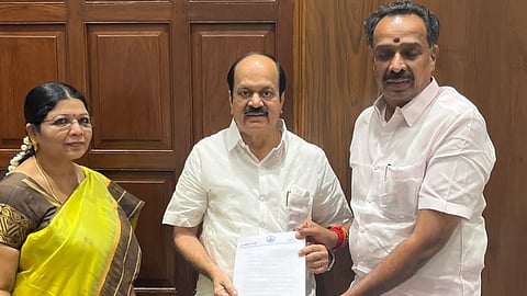 எம்எல்ஏ பதவியை ராஜினாமா செய்தார் அதிமுக முன்னாள் அமைச்சர் எம்.ஆர்.விஜயபாஸ்கர்