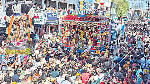 காரைக்கால் அம்மையார் மாங்கனித் திருவிழாவையொட்டி பவழக்கால் சப்பரத்தில் வீதியுலா வந்த பிச்சாண்டவர். (அடுத்த படம்) கையில் மாங்கனியுடன் பிச்சாண்டவர் கோலத்தில் சிவபெருமான்.