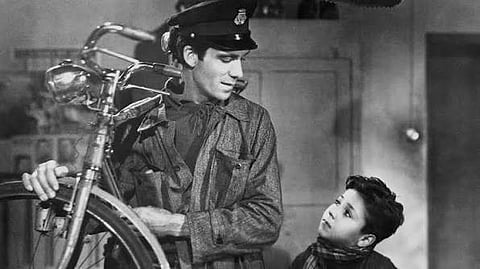 The Bicycle Thieves: திருடப்பட்ட சைக்கிளும் வாழ்க்கைக்கான தேடலும் | சினிமாவும் அரசியலும் 37