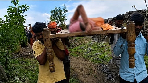ம.பி.யில் ஆம்புலன்ஸ், பாலம் இல்லாததால் ஆற்றில் கட்டிலில் சுமந்து சென்றபோதே கர்ப்பிணிக்கு குழந்தை பிறந்தது