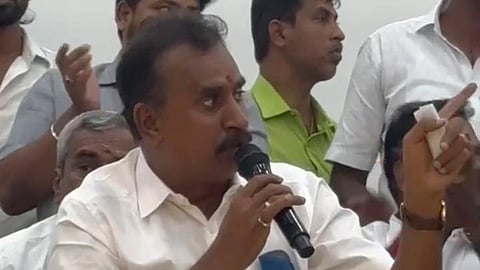 கடந்த ஞாயிற்றுக்கிழமை நடந்த நிர்வாகிகள் கூட்டத்தில் பேசிய எஸ்.பி.வேலுமணி