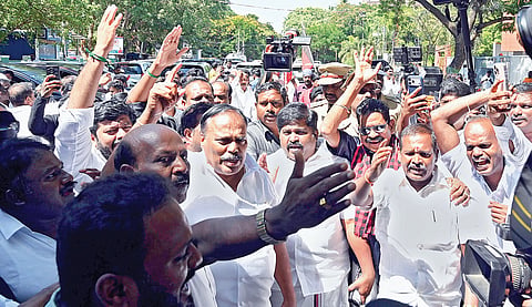 தவெக அமைச்சர் சரத்குமாரை நீக்க வலியுறுத்தி தடையை மீறி திமுக மாணவரணி போராட்டம்: முன்னாள் அமைச்சர்கள் கைது