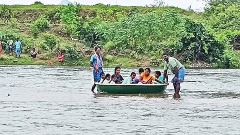 நடுத்திட்டு மற்றும் தேன்மதுரை கிராமங்களில் இருந்துஅம்மாப்பேட்டையிலுள்ள பள்ளிகளுக்கு செல்ல பரிசல்களில் ஆற்றை கடக்கும் மாணவர்கள். 