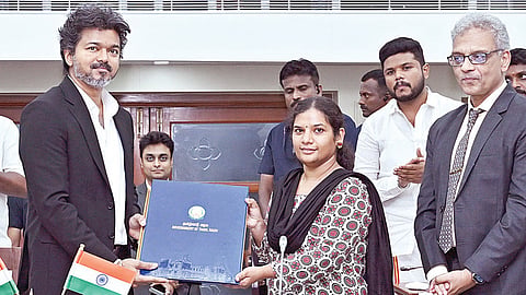 மக்களின் அடிப்படை வசதிகளுக்கு கூடுதல் கவனம்: ஐஏஎஸ், ஐபிஎஸ் அலுவலர்களுக்கு முதல்வர் விஜய் அறிவுறுத்தல்