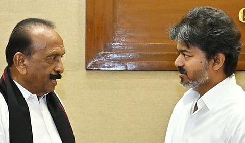 திமுக எம்எல்ஏ.க்களை பதவி விலக வைக்க முதல்வர் விஜய் - வைகோ கூட்டு சதி: ஆளுநர், லஞ்ச ஒழிப்புத்துறைக்கு திமுக புகார்