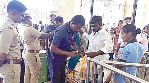 திருச்செந்தூர் சுப்பிரமணிய சுவாமி கோயிலுக்குள் பக்தர்கள் செல்போன் பயன்படுத்த தடை விதிக்கப்பட்டுள்ள நிலையில், தீவிர சோதனைக்குப் பிறகே பக்தர்கள் உள்ளே அனுமதிக்கப்பட்டனர்.