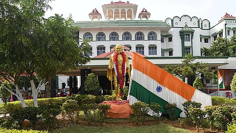 ஆடல்-பாடல் நிகழ்ச்சியில் பங்கேற்கும் கலைஞர்களுக்கு உடை கட்டுப்பாடு: ஐகோர்ட் மதுரை அமர்வு நிபந்தனை