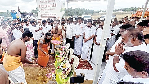 பொள்ளாச்சியில் ‘வீ த லீடர்ஸ்’ இயக்கத்தின் முதல் மாநில மாநாடுக்கான பூமி பூஜை நேற்று நடைபெற்றது.