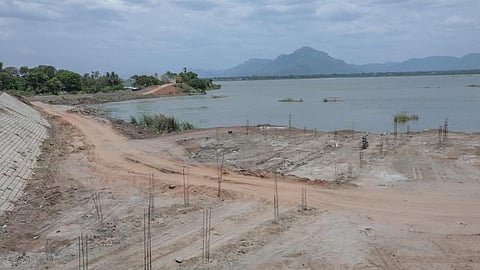 தனியார் நிறுவனங்கள், தன்னார்வலர்களுக்கு நீர்நிலைகளை தூர்வார அனுமதி