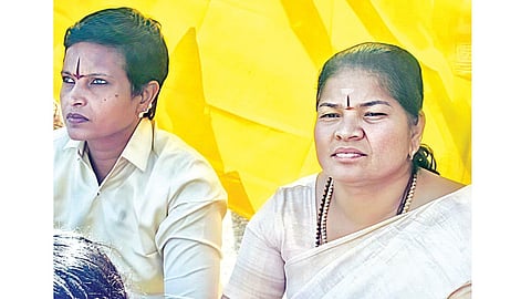 இணை ஆணையர் ஜோதிலட்சுமி (வலது) மற்றும் தோழி கிரிஜா.