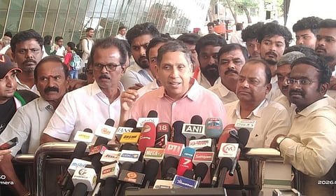 “அதிமுக எம்எல்ஏக்கள் ராஜினாமா செய்வது சுய முடிவு” - பிரவீன் சக்கரவர்த்தி கருத்து 