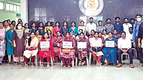 கட்டாய பணி ஒப்பந்தத்துக்கு எதிர்ப்பு தெரிவித்து கீழ்ப்பாக்கம் மருத்துவ கல்வி இயக்குநரகத்தை முற்றுகையிட்டு அரசு சாரா மருத்துவர்கள் போராட்டம்