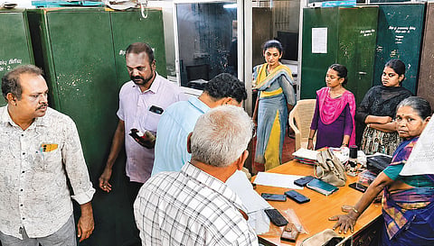 விருதுநகர் மாவட்டம் ராஜபாளையம் நகராட்சி அலுவலக நகரமைப்புப் பிரிவில் நேற்று சோதனை நடத்திய லஞ்ச ஒழிப்புத் துறையினர்.