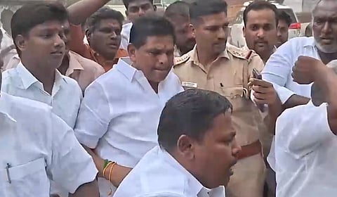 “தவெகவில் இணையுமாறு என்னை போலீஸார் கட்டாயப்படுத்தினர்” - கைதான அனிதா ராதாகிருஷ்ணன்