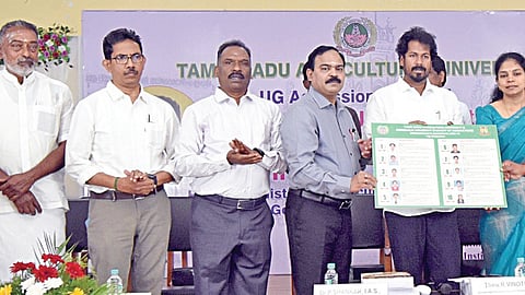 வேளாண்மை பல்கலைக்கழகத்தின் மாணவர் சேர்க்கைக்கான தரவரிசைப் பட்டியலை தஞ்சையில் அமைச்சர் வினோத் வெளியிட்டார். உடன்  வேளாண்மை உற்​பத்தி ஆணை​யரும், வேளாண்மை மற்​றும் உழவர் நலத்​துறை செய​லா​ள​ரு​மான பொ.சங்​கர் உள்ளிட்டோர்.