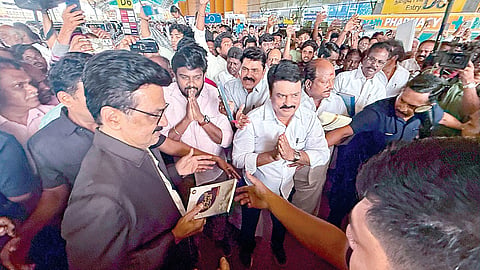 லண்டன் புறப்பட்டுச் சென்ற திமுக தலைவர் மு.க.ஸ்டாலினை சென்னை விமான நிலையத்தில் உற்சாகத்துடன் வழிஅனுப்பி வைத்த நிர்வாகிகள் மற்றும் தொண்டர்கள்.
