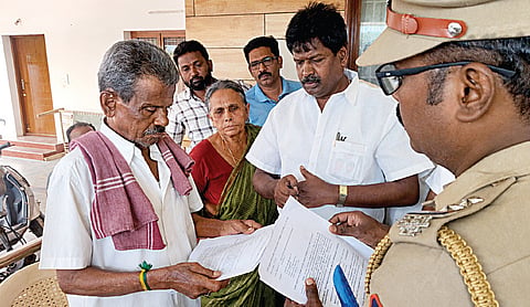 செந்தில் பாலாஜி, அவரது தம்பி அசோக்குமார் இருவரும் விசாரணைக்கு ஆஜராகுமாறு கரூர் ராமேஸ்வரப்பட்டியில் உள்ள வீட்டில் அவர்களது தந்தையிடம் சம்மன் வழங்கிய திருவல்லிக்கேணி உதவி ஆய்வாளர்.  படம்: க.ராதாகிருஷ்ணன்