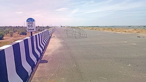 பரந்தூர் வழியாக சென்னை - பெங்களூருக்கு செல்ல உருவாக்கப்பட்ட விரைவு வழிச் சாலை.