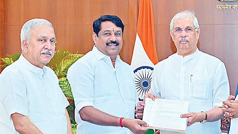 ஆளுநர் மாளிகையில் ஆளுநர் ஆர்.வி.அர்லேகரைச் சந்தித்து, தமிழக அரசின் செயல்பாடுகள், அமைச்சர்கள் மீதான புகார்கள் குறித்து மனு அளித்த தமிழக பாஜக மாநிலத் தலைவர் நயினார் நாகேந்திரன். உடன் தலைமை செய்தி தொடர்பாளர் நாராயணன் திருப்பதி.
