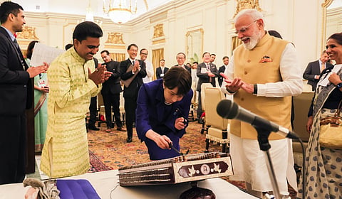 சந்தூர் இசைக் கருவியை அற்புதமாக இசைத்த ஜப்பான் பிரதமர்